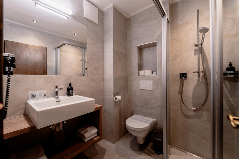 Bathroom 3, brandgut - vor Freude glühen, Zell am See
