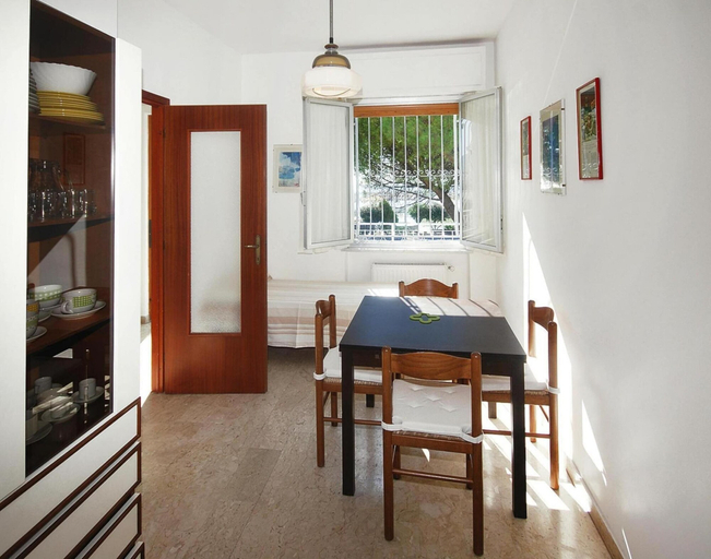 Dining 5, Holiday Flat With Balcony in Ceriale, Savona
