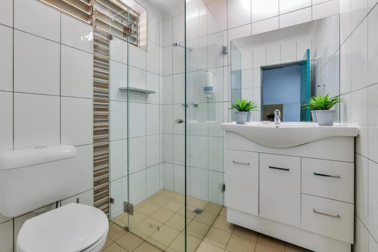 Bathroom 3, Capitanos Darwin, Darwin