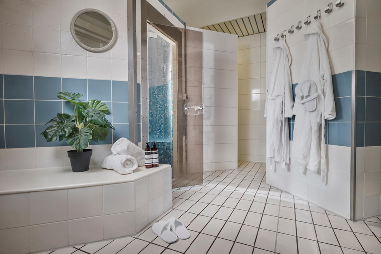 Bathroom 5, Carlton Oasis Hotel, Spijkenisse