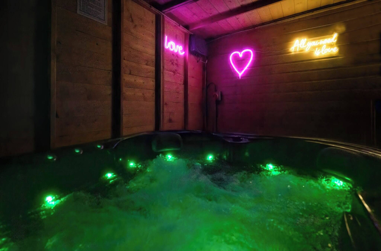 Sport & Beauty, Get Away Home With Hot Tub Sleeps 6, East Sussex