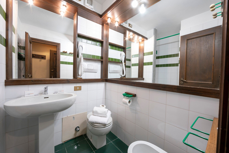 Room 2, Grange Hike Ski - 17C Sestriere, Torino