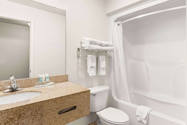 Bathroom 3, Quality Inn Blackwell I-35, Kay