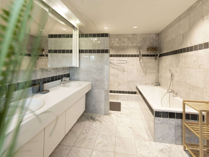 Bathroom 5, Luxury Villa With an Incredible Private Pool, Close to Maastricht and Liège, Liège