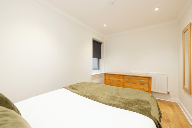 Bedroom 2, JOIVY Gorgeous Flat Near Edinburgh Castle W/ Parking, Edinburgh