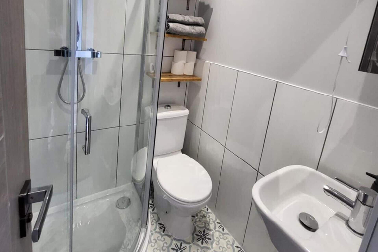 Bathroom, Town Centre Modern 1 Bed Self-contained Apartment, West Berkshire