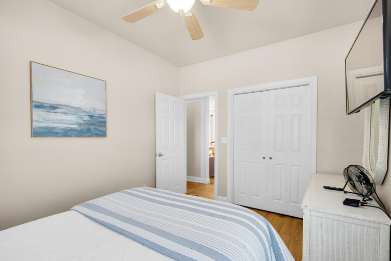Bedroom 3, Walking on Sunshine, Walton