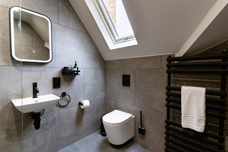 Bathroom 3, Longshaw - Relaxed Family 3 Bed Apt WiFi & Parking, Derbyshire