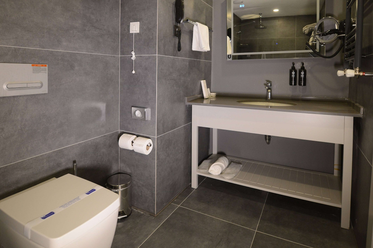 Bathroom 5, Wyndham Garden Cambasi, Kabadüz