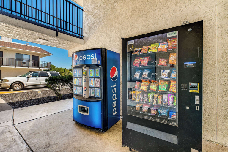 Food & Drinks 5, Econo Lodge Stockton near I-5 Fairgrounds, San Joaquin