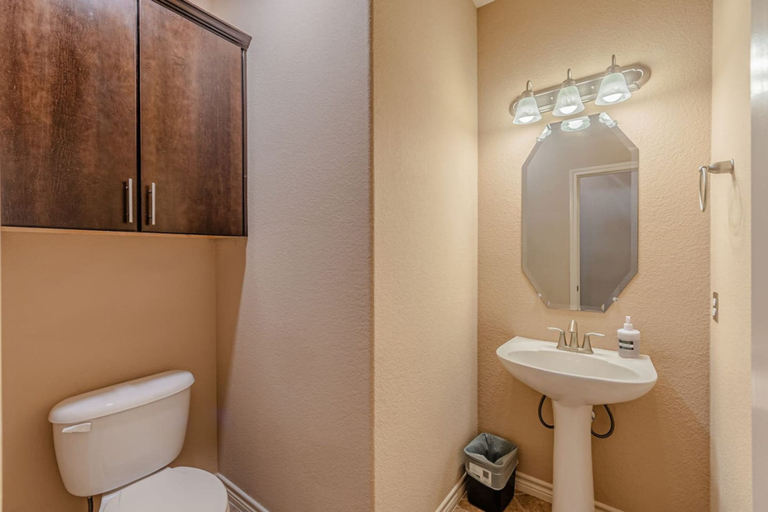 Room 2, The Castle by the Lake w Pool Balcony Grandscape, Denton