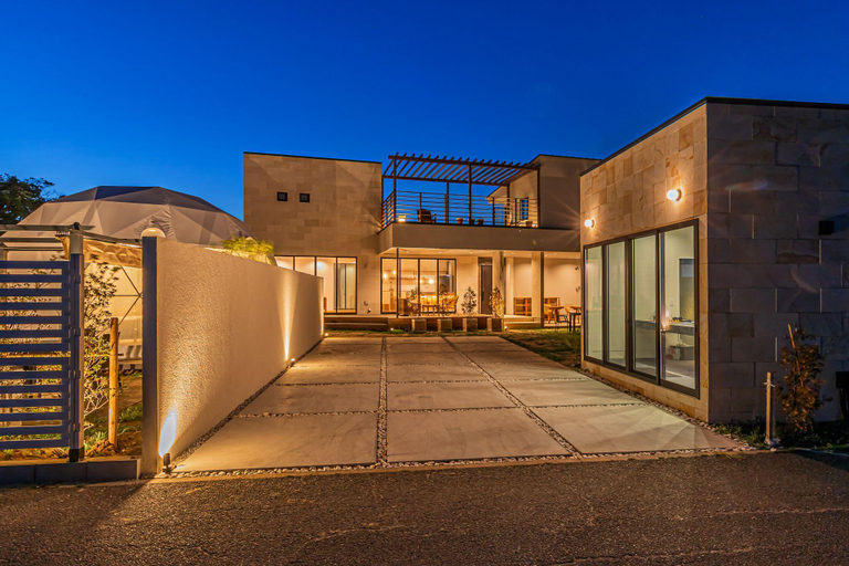 Exterior & Views