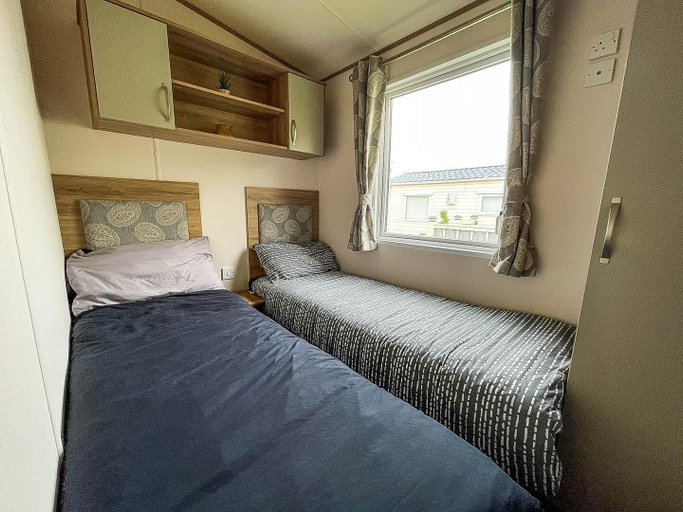 Room 4, Caravansleeps6-hottub-garden-waterwonderland, Lincolnshire