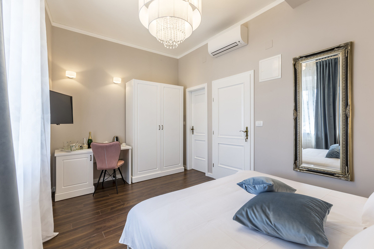 Bedroom 2, Theatre of Dreams Rooms, Split