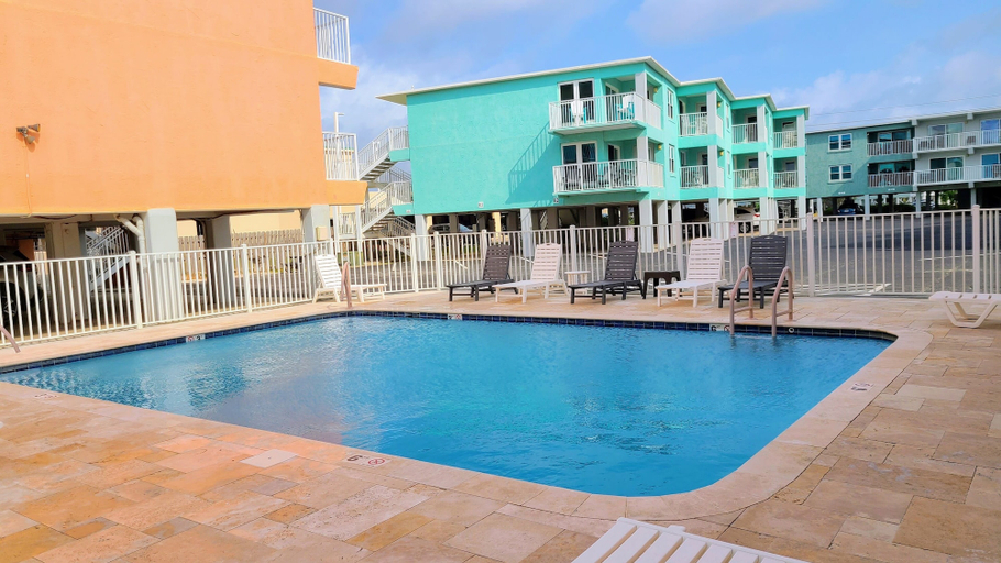 Sport & Beauty 4, Top Floor Beachside Condo in Gulf Shores Sleeps 6, Baldwin