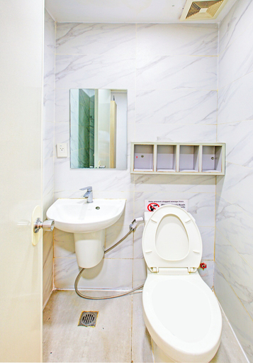 Bathroom 5, Collection O Metro Manila near University Belt formerly 1318 Residences, Manila City