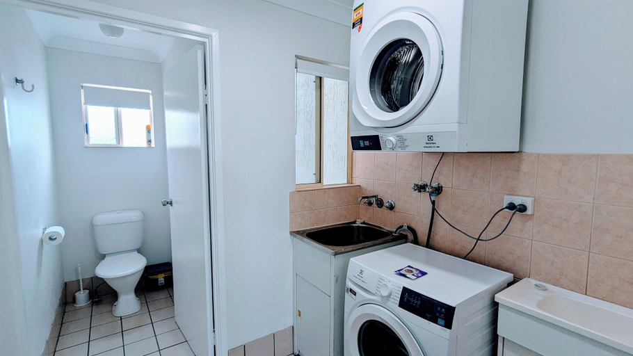 Bathroom 4, Sails On Horseshoe, Magnetic Island