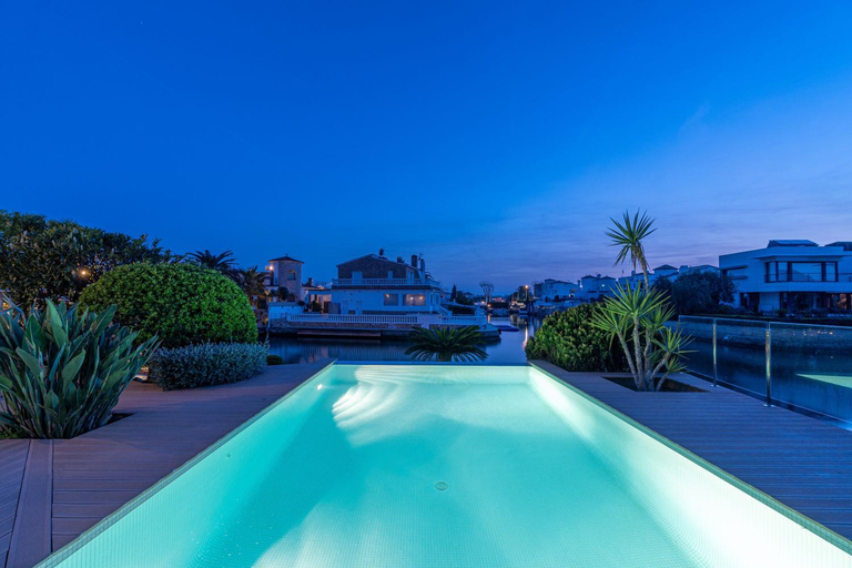 Swimming pool 3, Villa in Empuriabrava with Private Mooring, Girona