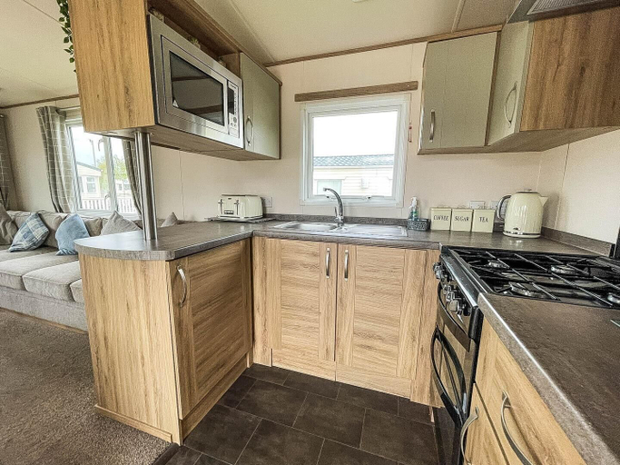 Private kitchen 2, Caravansleeps6-hottub-garden-waterwonderland, Lincolnshire