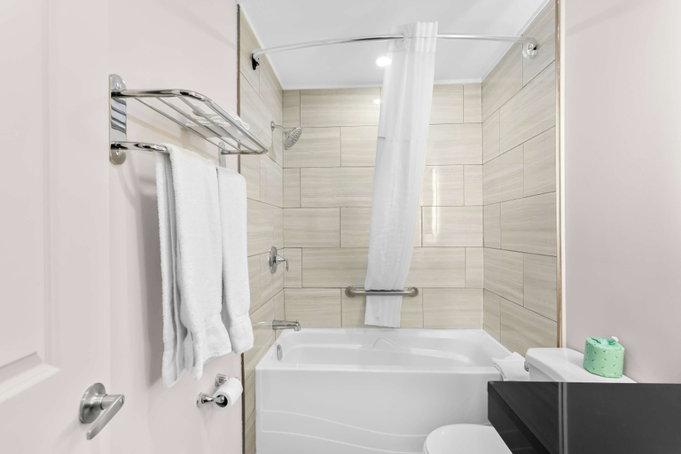 Bathroom 4, SureStay Plus by Best Western Windsor, Essex