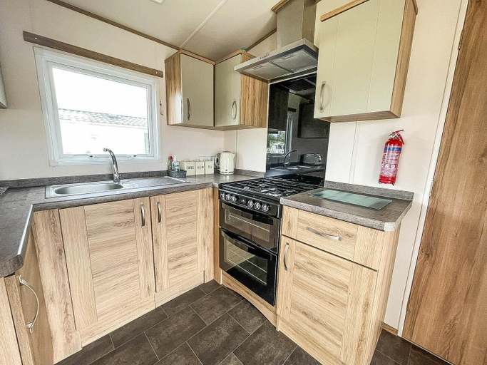 Private kitchen 5, Caravansleeps6-hottub-garden-waterwonderland, Lincolnshire