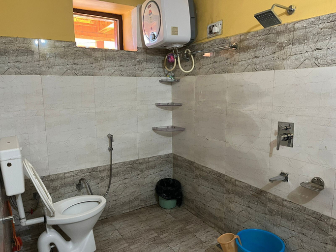 Bathroom 3, Pirates Of Parvati, Kullu
