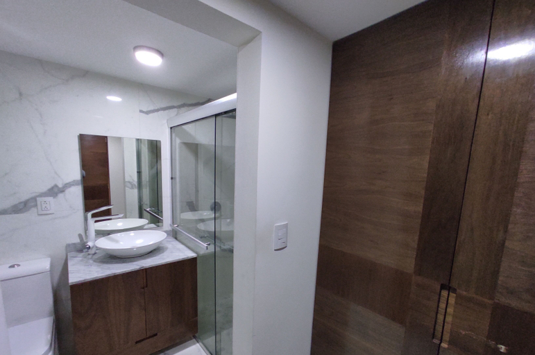 Bathroom 3, Singular Socrates, Naucalpan de Juárez