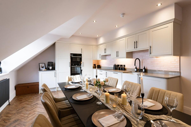 Others 5, Longshaw - Relaxed Family 3 Bed Apt WiFi & Parking, Derbyshire