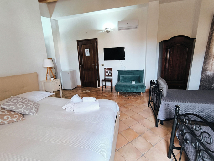 Bedroom 5, Avola Opera House, Syracuse