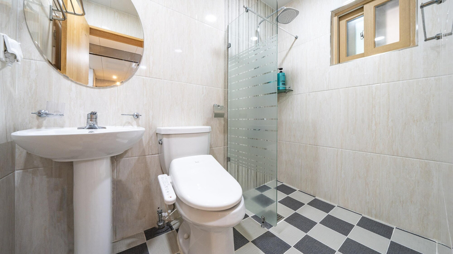 Bathroom 16