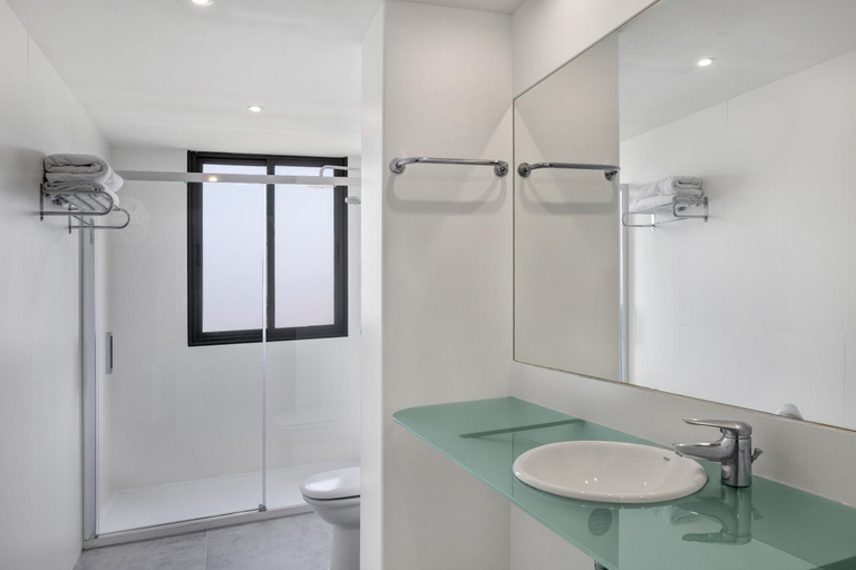 Bathroom 2, B&B Hotel Vigo, Pontevedra
