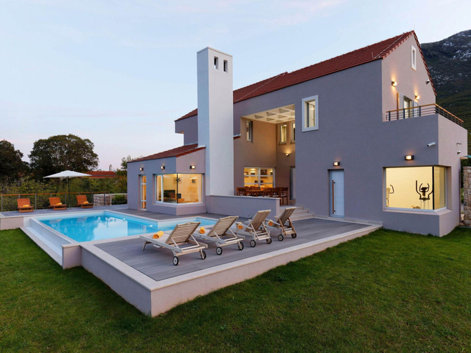 Exterior 2, Villa in Zupa With Infinity Pool & Biokovo Views, Zagvozd