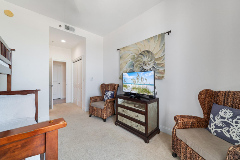 Others 5, La Playa 1103, Escambia
