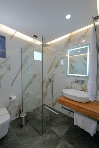 Bathroom 4, Duka's Boutique Hotel, Sarandës