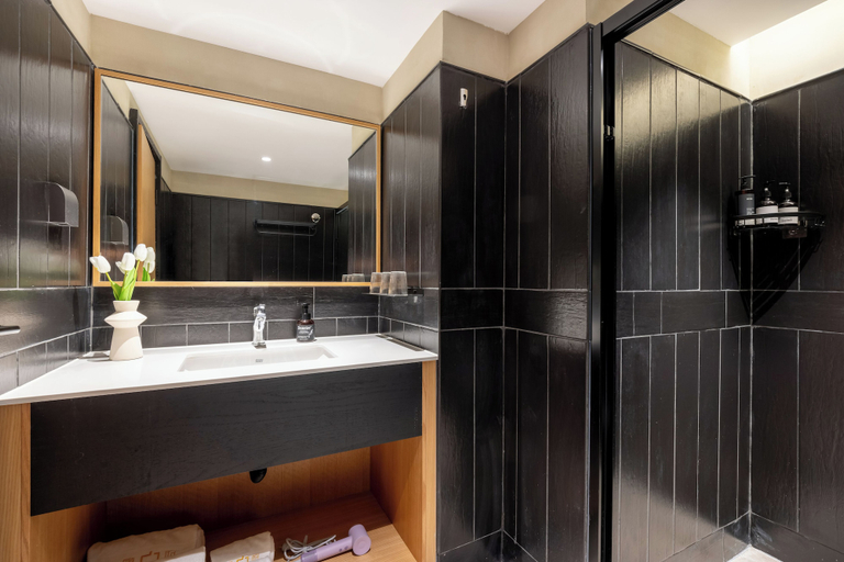 Bathroom 4, Beijing Aaliyah Wang Fu Jing Forbodden City Boutique Hotel, Beijing