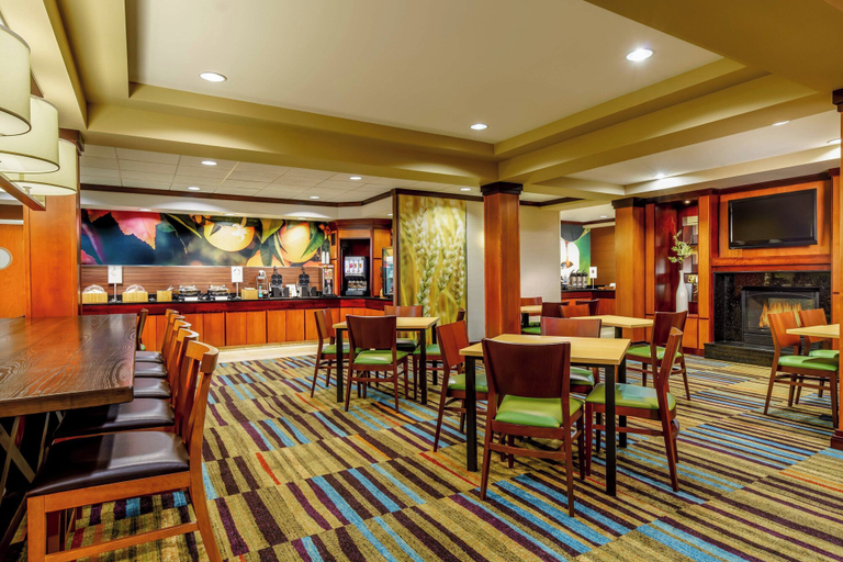 Food & Drinks 5, Fairfield Inn & Suites by Marriott Peoria East, Tazewell