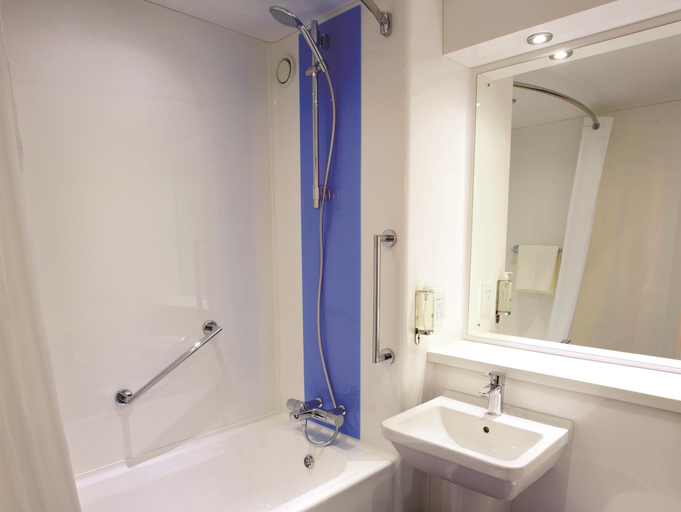 Bathroom 4, Travelodge Kidderminster, Worcestershire