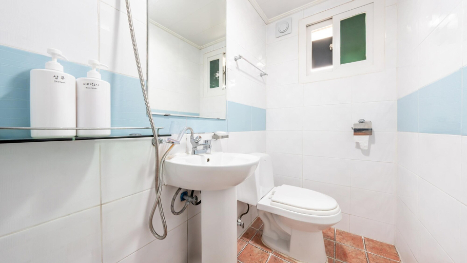 Bathroom 4, Gapyeong Lucerne Kids Spa Pension, Gapyeong