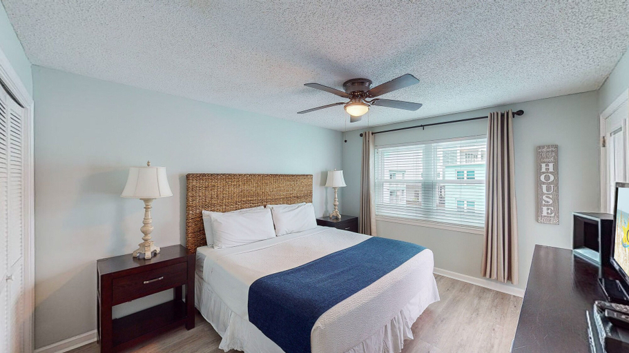 Bedroom 2, Top Floor Beachside Condo in Gulf Shores Sleeps 6, Baldwin