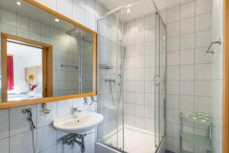 Bathroom 4, Hotel Corvinus, Wien