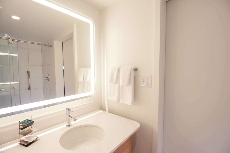 Bathroom 4, DoubleTree by Hilton Clarksville Riverview, Montgomery