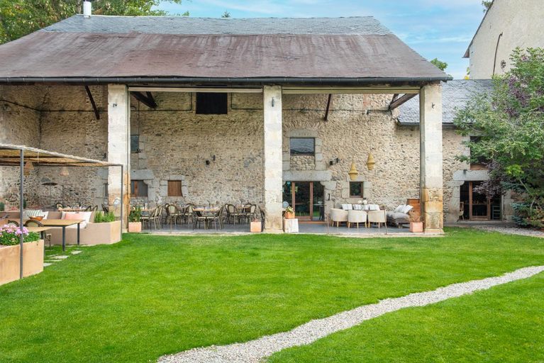 Exterior & Views