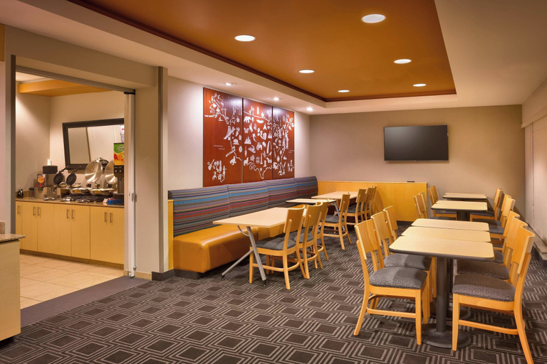 Food & Drinks 5, TownePlace Suites by Marriott Omaha West, Douglas