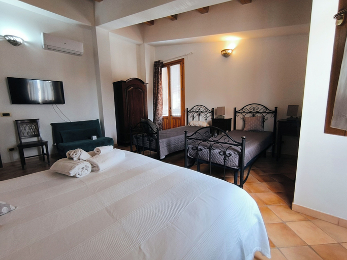 Bedroom 4, Avola Opera House, Syracuse