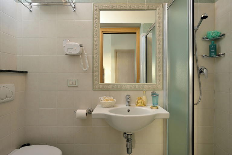 Bathroom 4, Hotel Romagna, Rimini