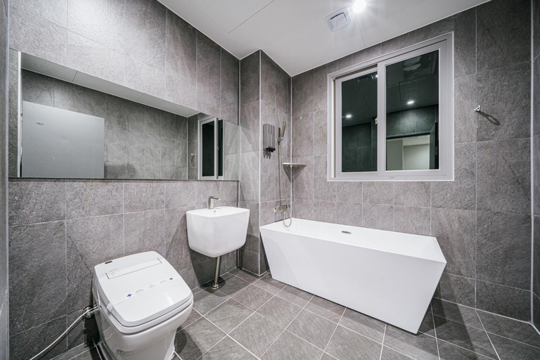 Bathroom 3, EXCO Lead Hotel, Buk