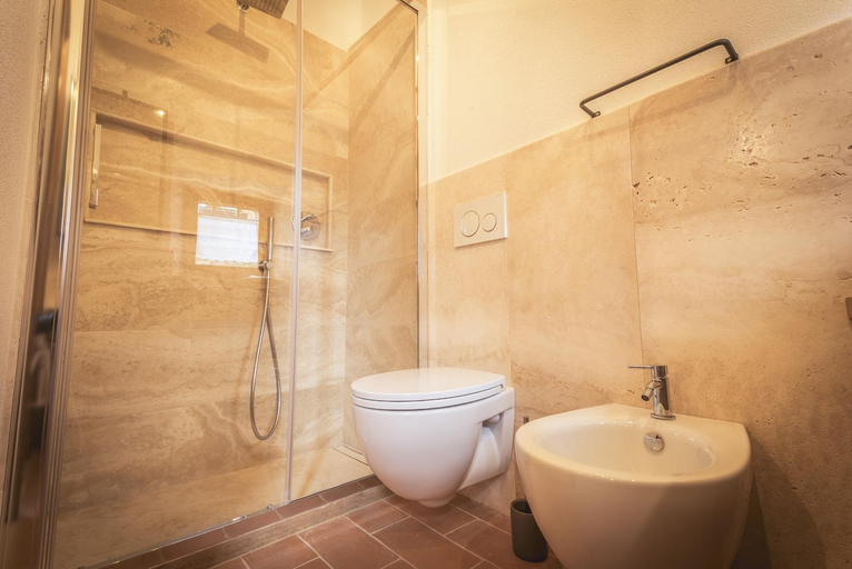 Bathroom 2, Porta delle Farine, Siena
