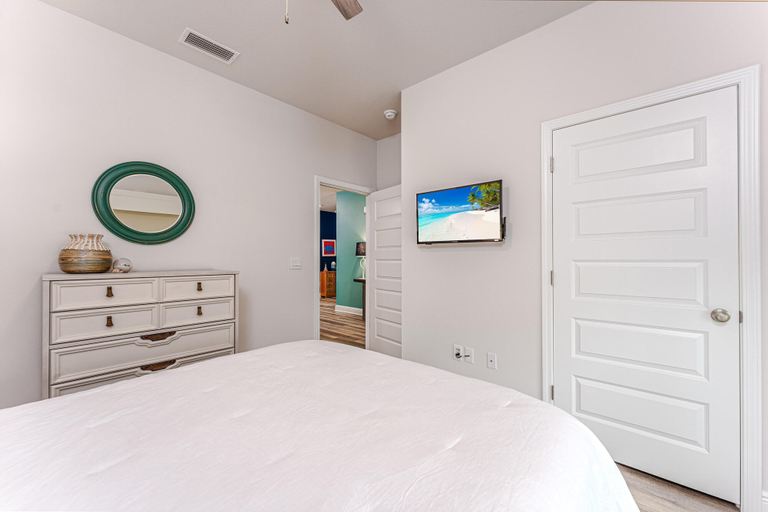Bedroom 3, Shell Yeah, Gulf
