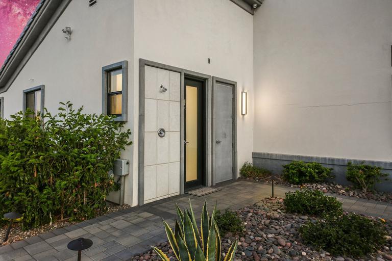 Exterior & Views 2, Palm Villa- Luxury 7 Bed, Pickleball, Volleyball, Golf, Riverside