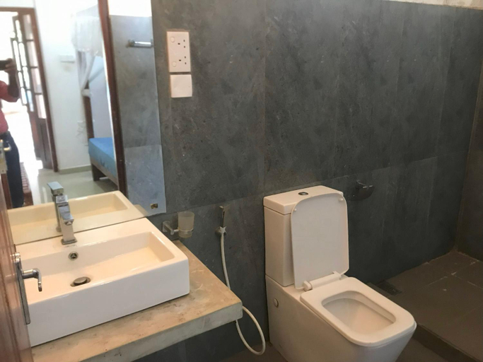 Bathroom 2, The Kandy Mount Layathraa, Kundasale